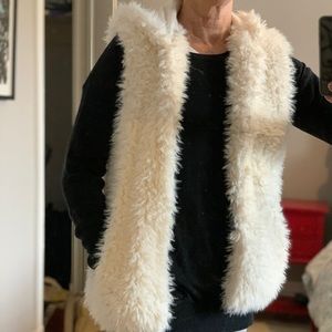 “Sherpa” hooded vest with pockets.